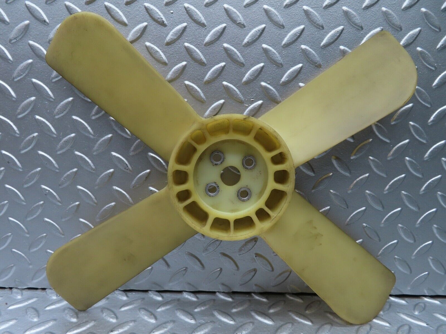 20932 Mercedes-Benz W114 250CE Coupe Engine Cooling Fan 1082050906