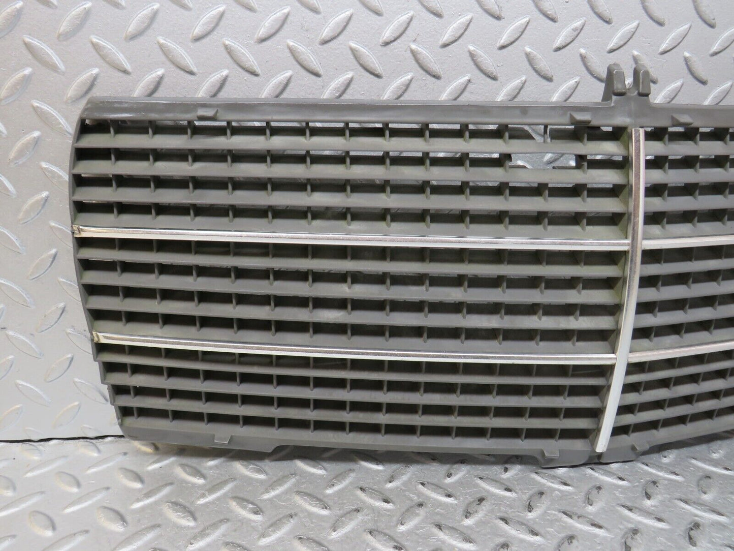 36501 Mercedes-Benz W201 190E 2.0L Bonnet Grill 2018880223