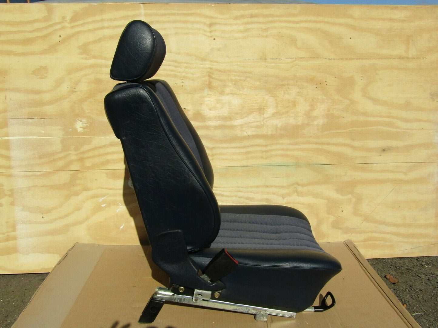1425 Mercedes-Benz V123 240D LWB Passenger Left Side Seat Blue Fabric Material