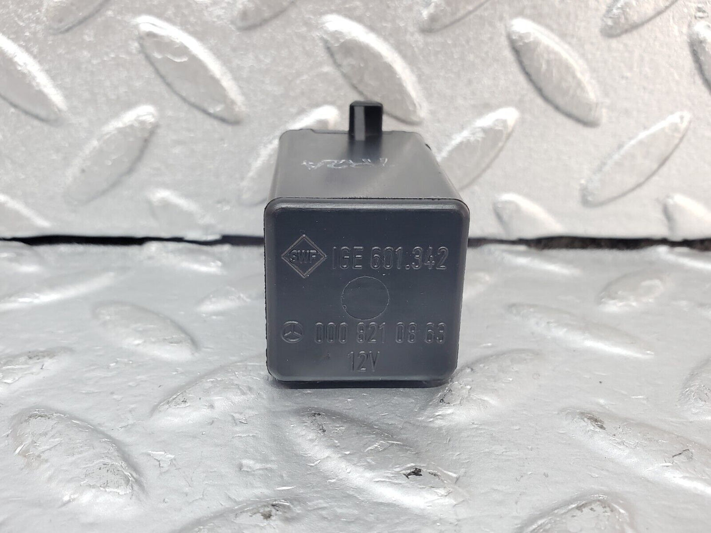 44357 Mercedes-Benz W123 280E Intermittent Wiper Relay 0008210863