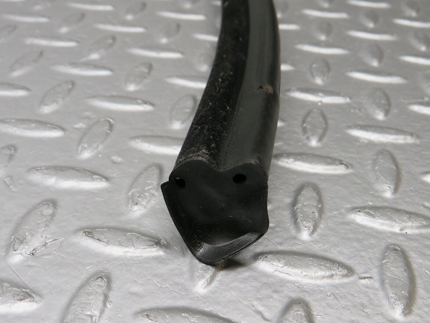 38606 Mercedes-Benz R129 280SL Coupe Front Windscreen Rubber Seal