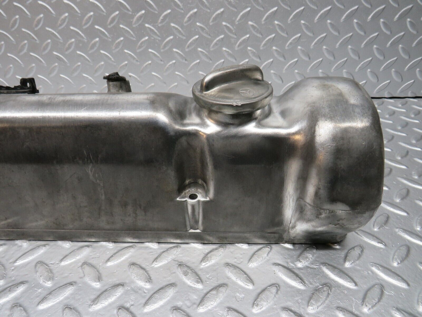 32963 Mercedes-Benz C107 R107 450 Cylinder Head Valve Cover Right 1160163305