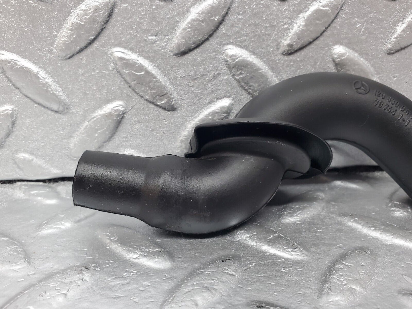45740 Mercedes-Benz W126 420SE Heater Water Drain Hose Pipe Right 1268300496