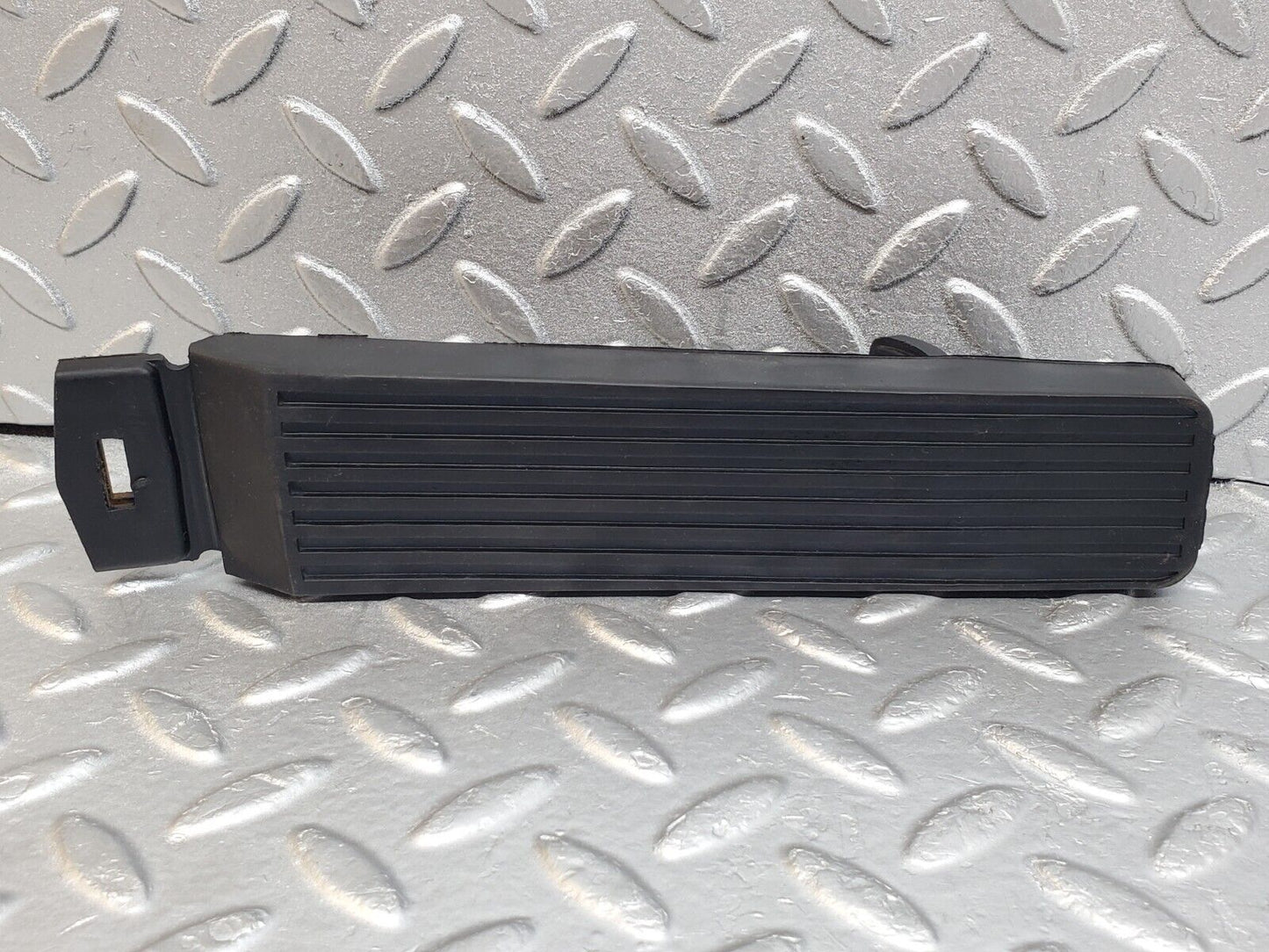 44722 Mercedes-Benz W124 220E Accelerator Pedal With Rubber 1233010082 1263000504