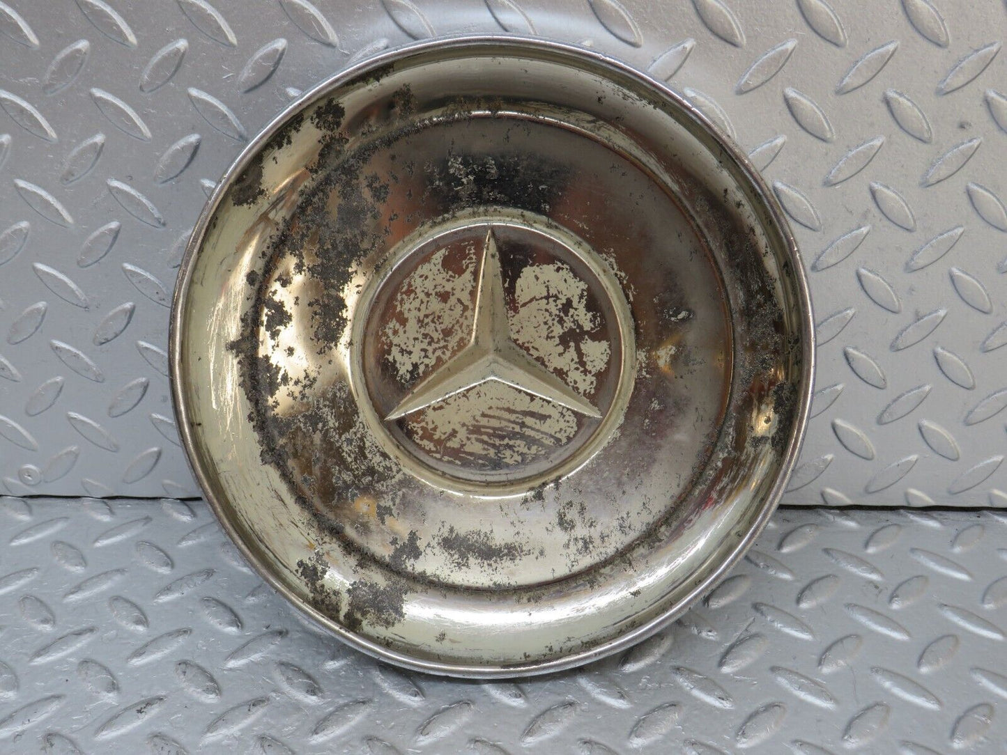 35761 Mercedes-Benz W108 Chrome Wheel Hub Cap
