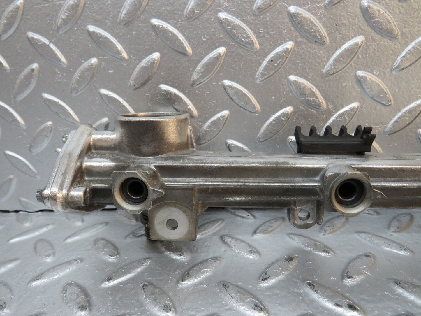 31214 Mercedes-Benz S124 220TE Wagon Fuel Injector Rail 1110780745