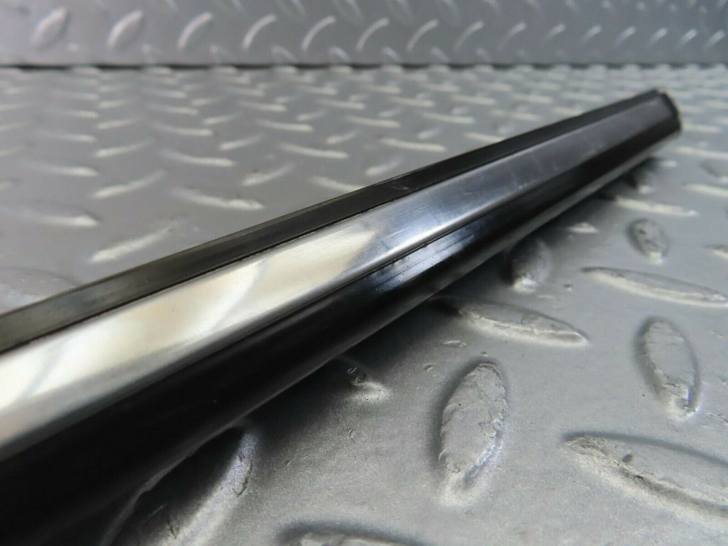 10259 Mercedes-Benz W123 Front Right Door Centre Moulding Trim