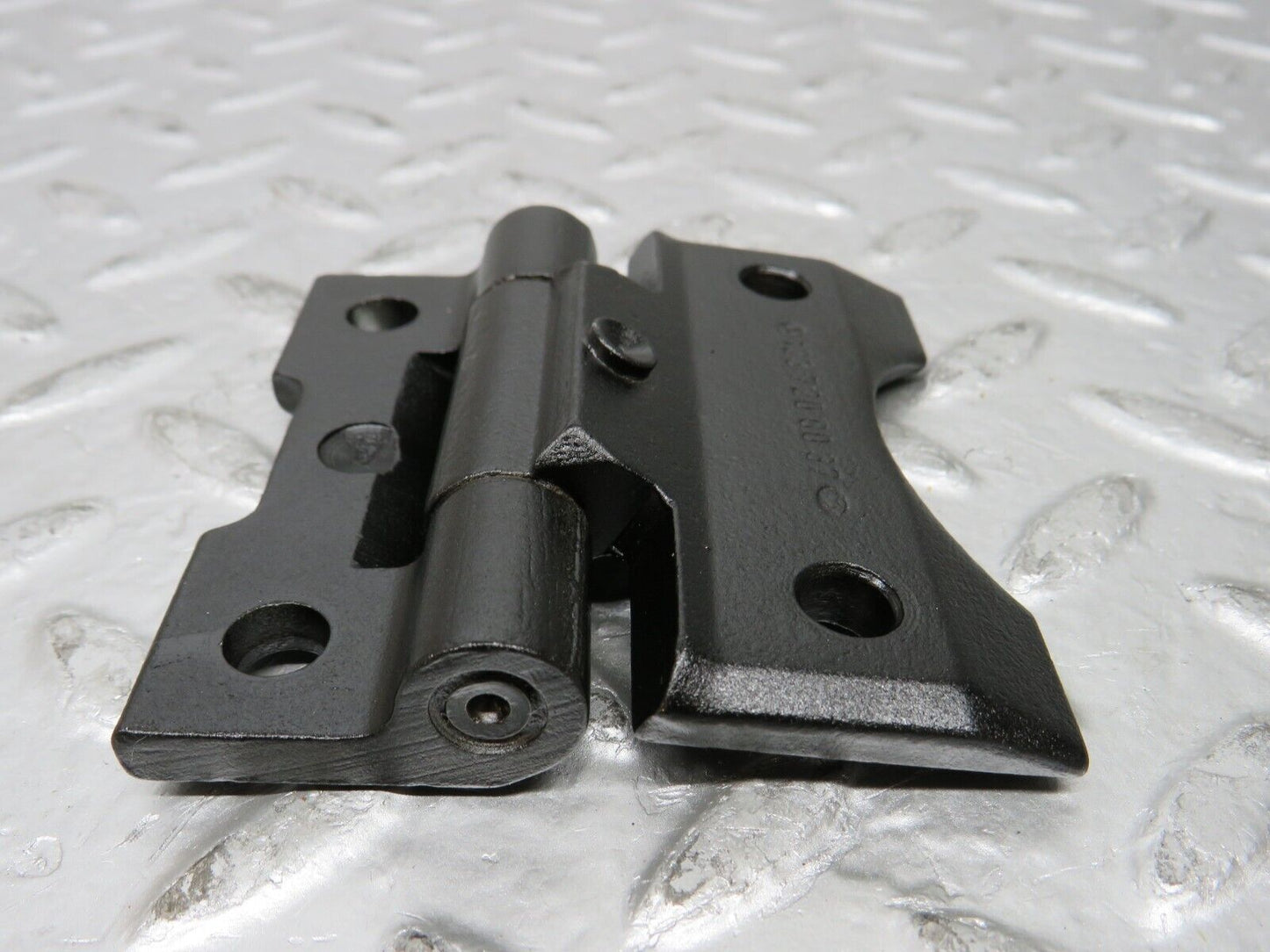 26868 Mercedes-Benz W123 240D Door Hinge Pair 1237200037