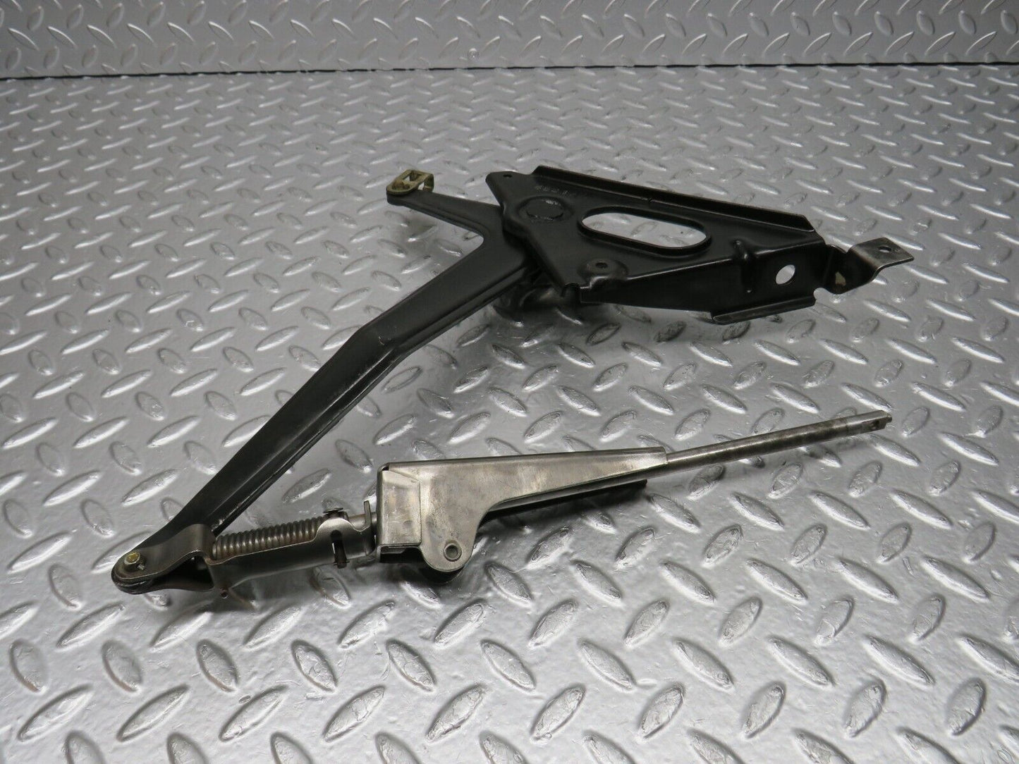31101 Mercedes-Benz W123 200D Handbrake Regulator
