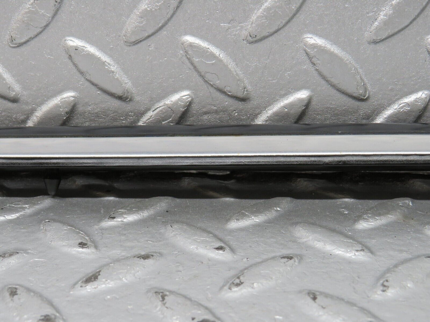40639 Mercedes-Benz W123 300D Front Left Fender Wing Centre Moulding Trim