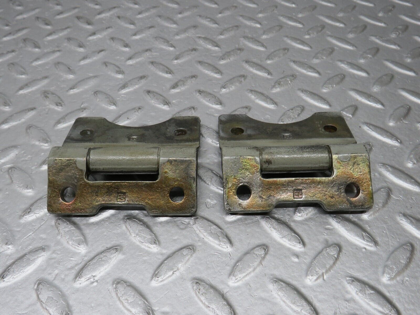 36072 Mercedes-Benz W126 420SE Door Hinge 1237200037