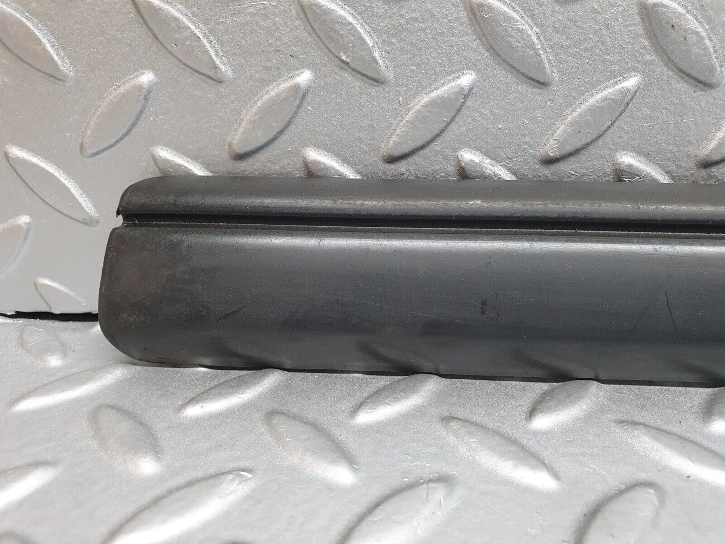 41683 Mercedes-Benz W124 200E Front Right Door Centre Moulding Trim