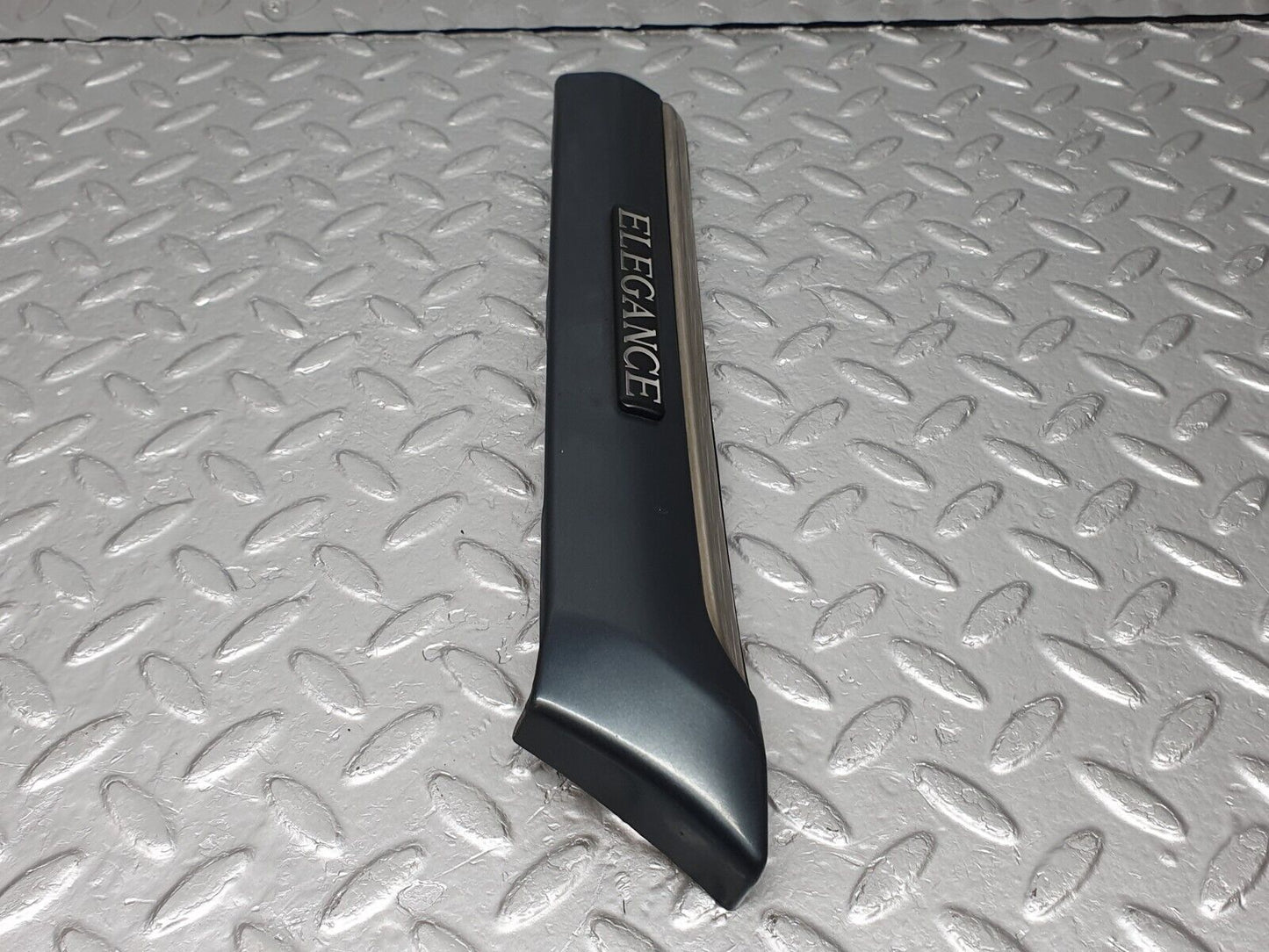 41802 Mercedes-Benz W202 C200 Front Right Fender Wing Centre Moulding 2026909262