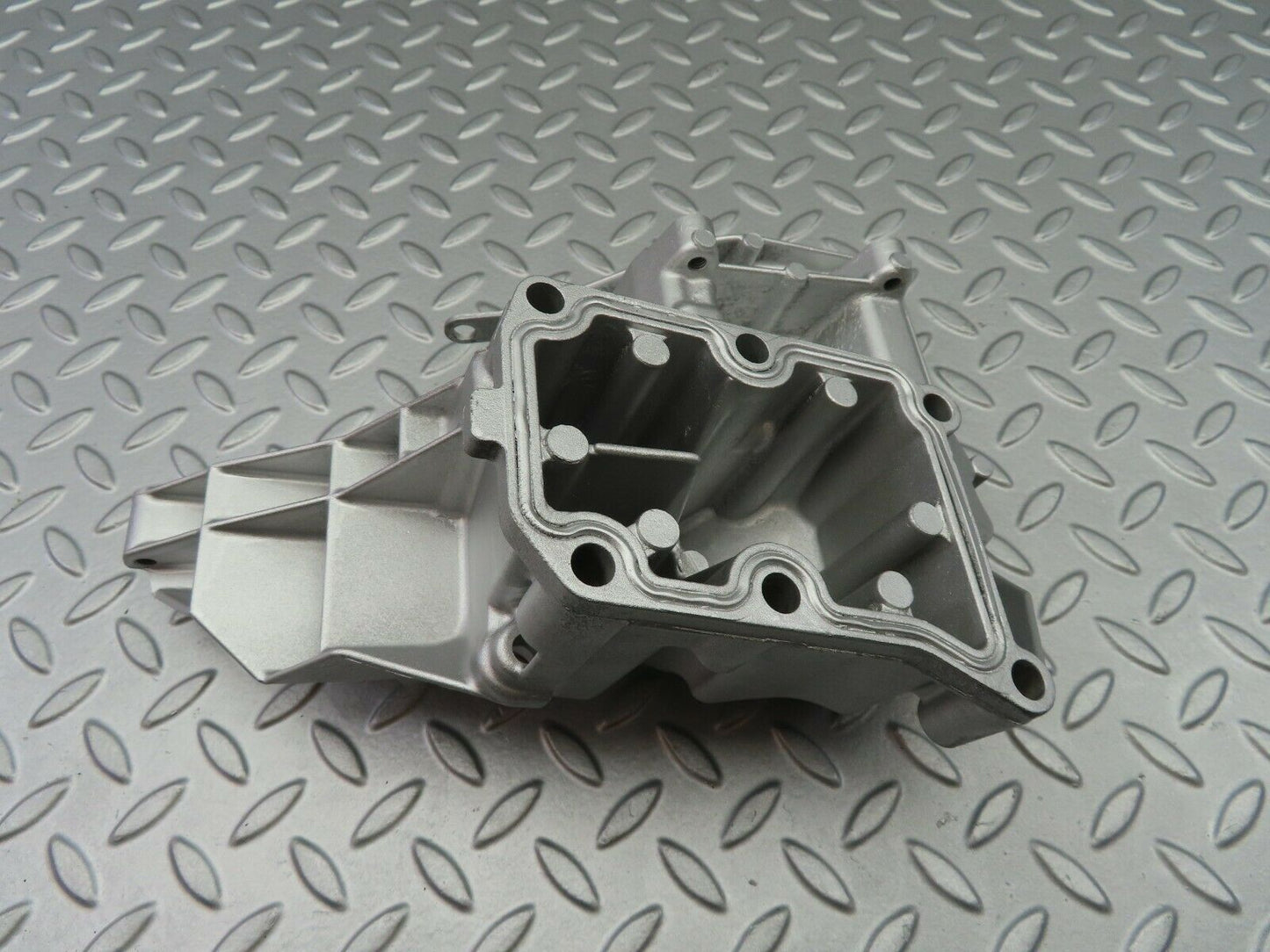 6807 Mercedes-Benz S124 E220 Wagon Power Steering Pump Bracket 1111310535
