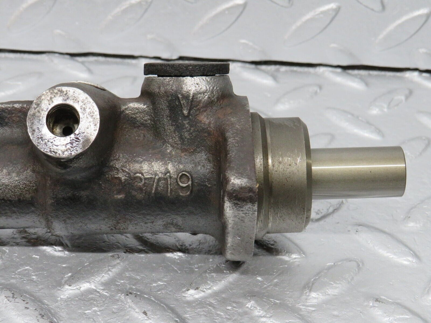 40703 Mercedes-Benz W123 300D Brake Master Cylinder Bendix