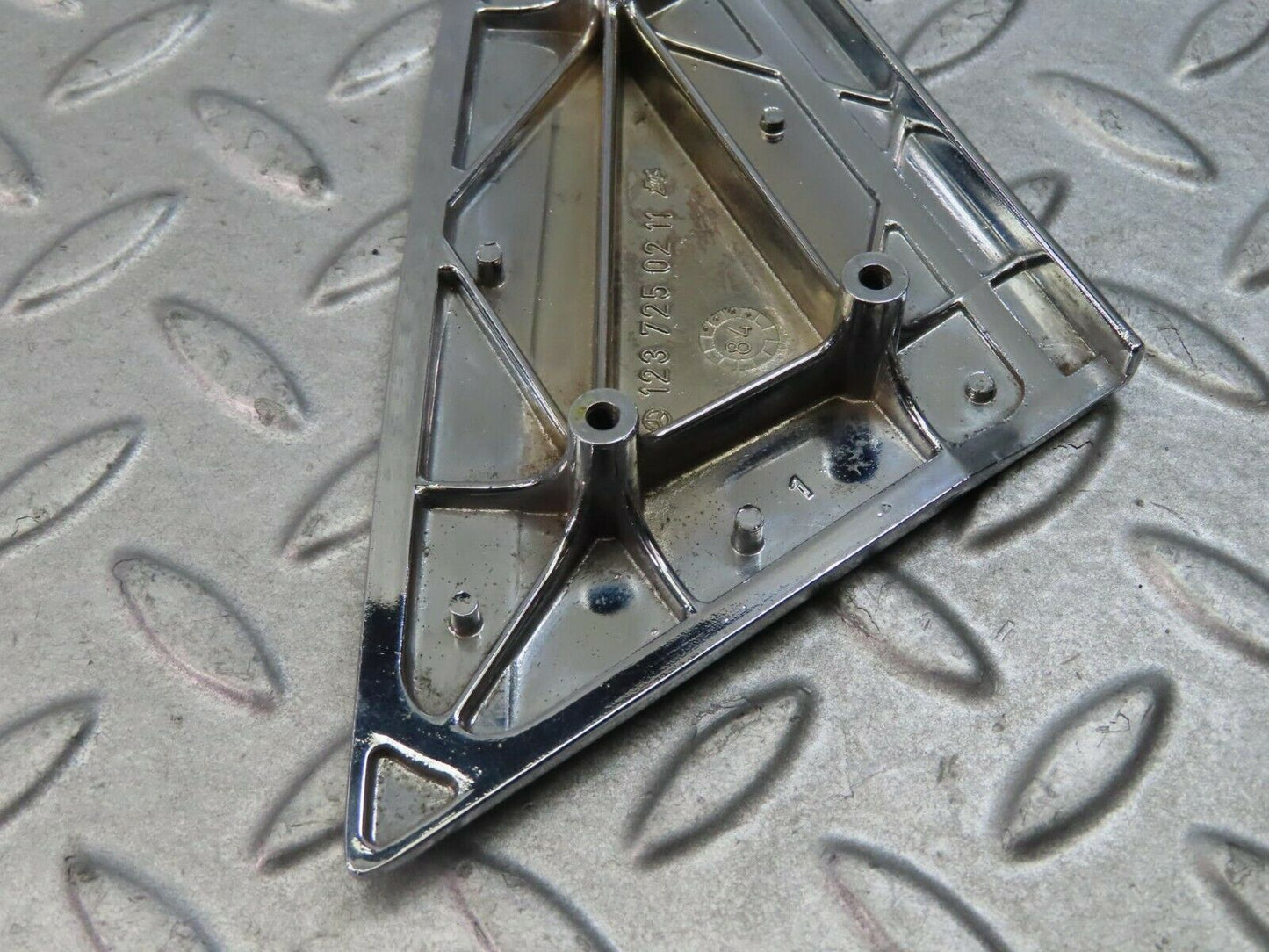 8810 Mercedes-Benz W123 Mirror Triangle Cover Right 1237250211