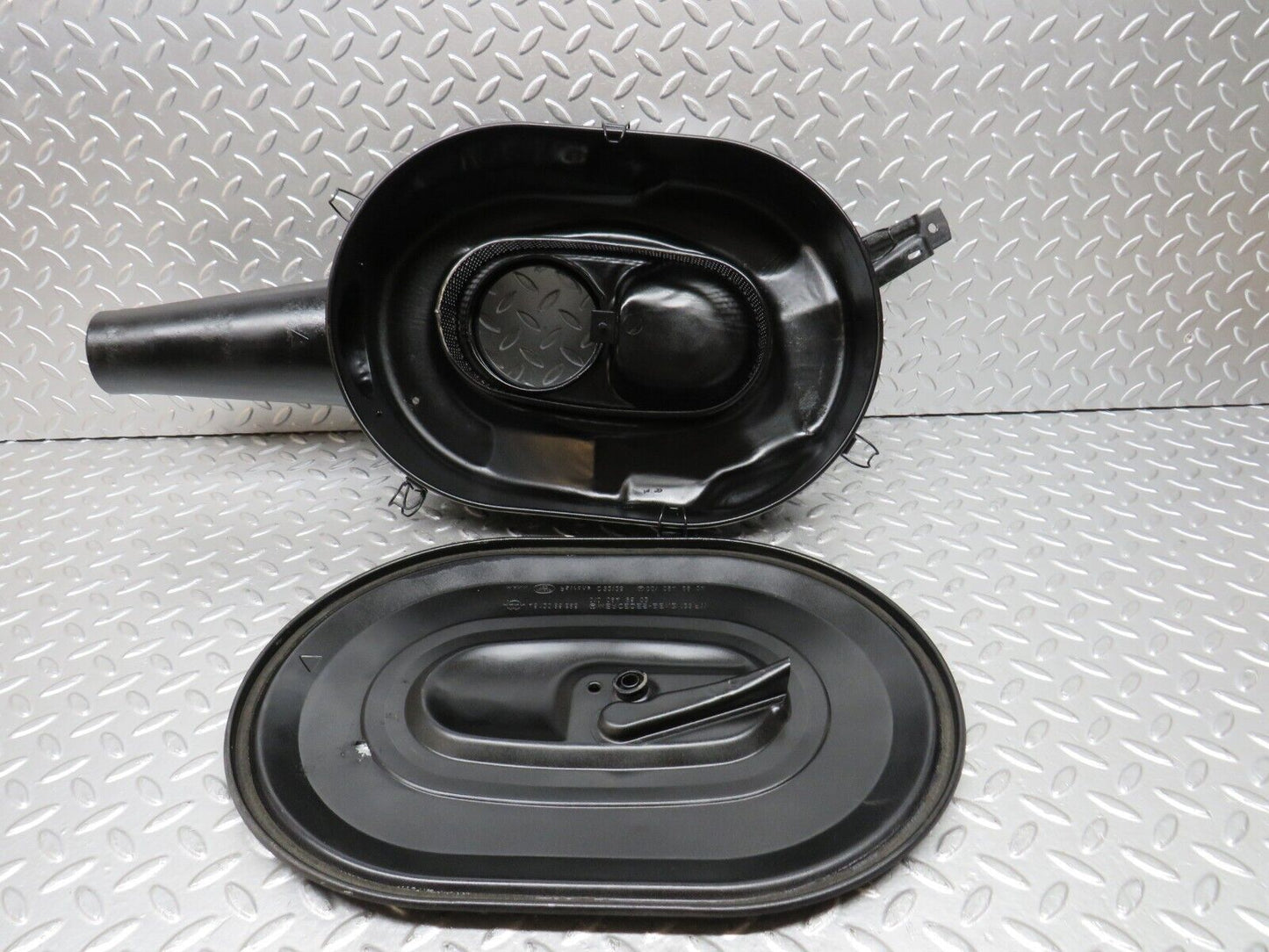 28027 Mercedes-Benz W123 280E Air Filter Box Housing 0100949502