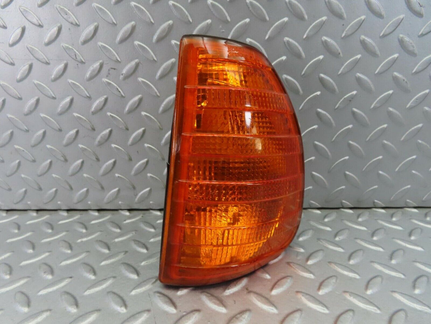 8112 Mercedes-Benz W123 Indicator Light Front Left Bosch 1305233051