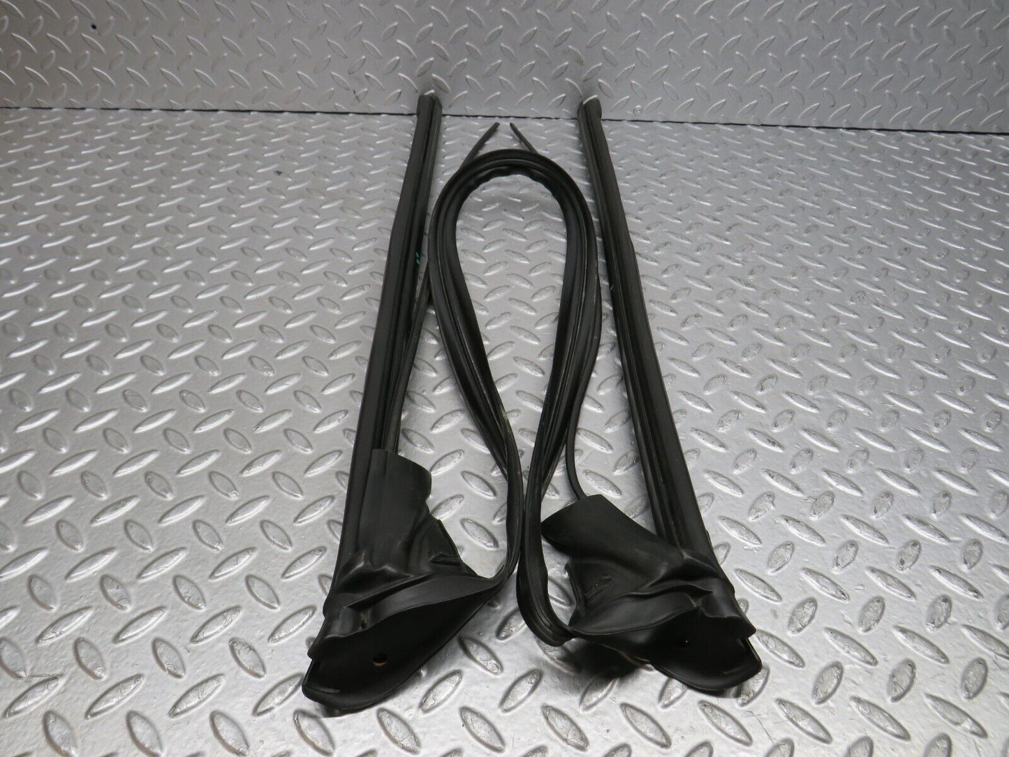 39677 Mercedes-Benz R129 320SL Coupe Front Windscreen Rubber Seal