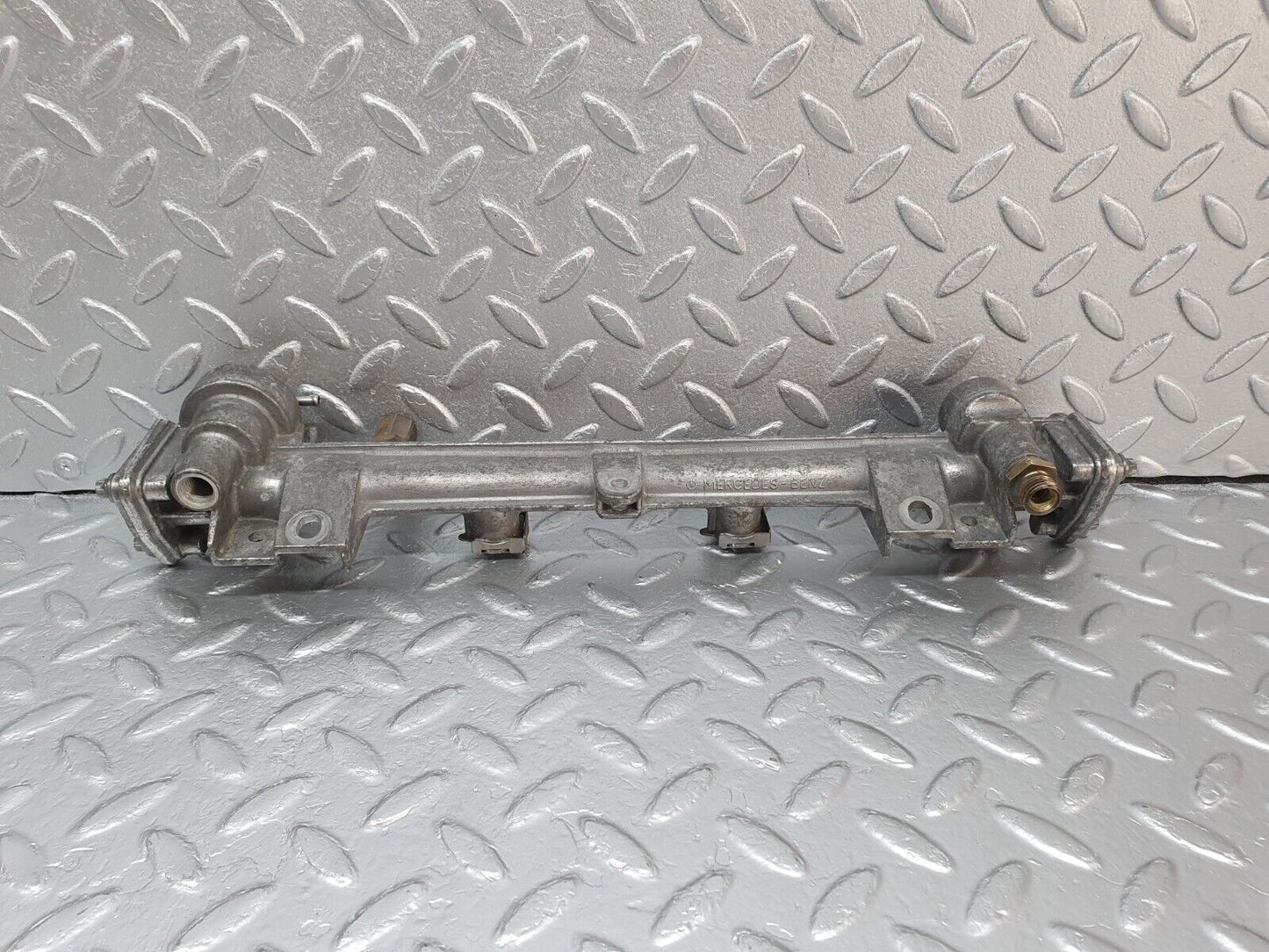 41883 Mercedes-Benz W202 C200 Fuel Injector Rail 1110781045 0000781889