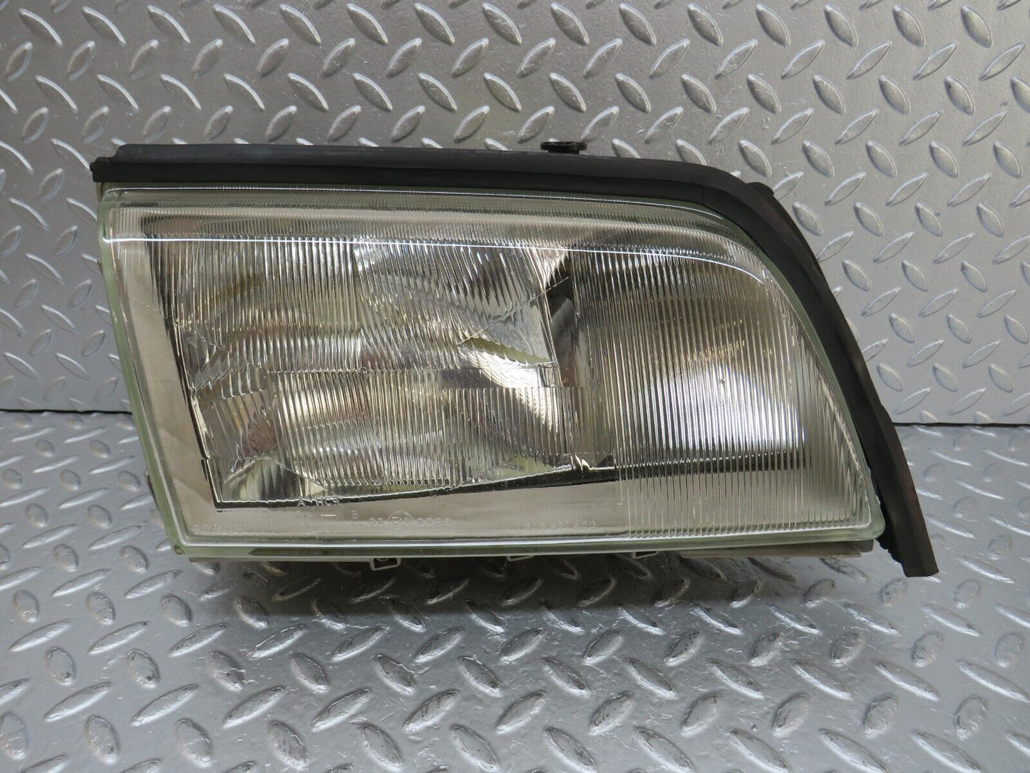 33224 Mercedes-Benz W202 C180 Headlight Bosch Right Side 0301036406 1305230153