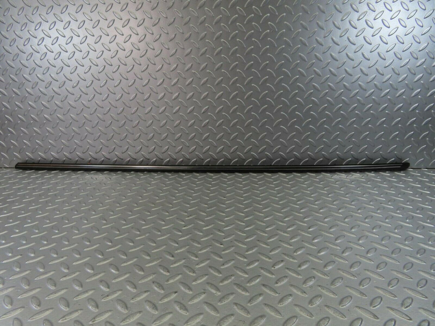 10272 Mercedes-Benz W123 Front Right Fender Wing Centre Moulding Trim