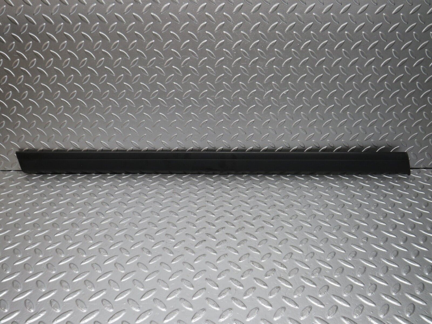 32302 Mercedes-Benz S124 300TE Wagon Front Left Door Centre Moulding Trim