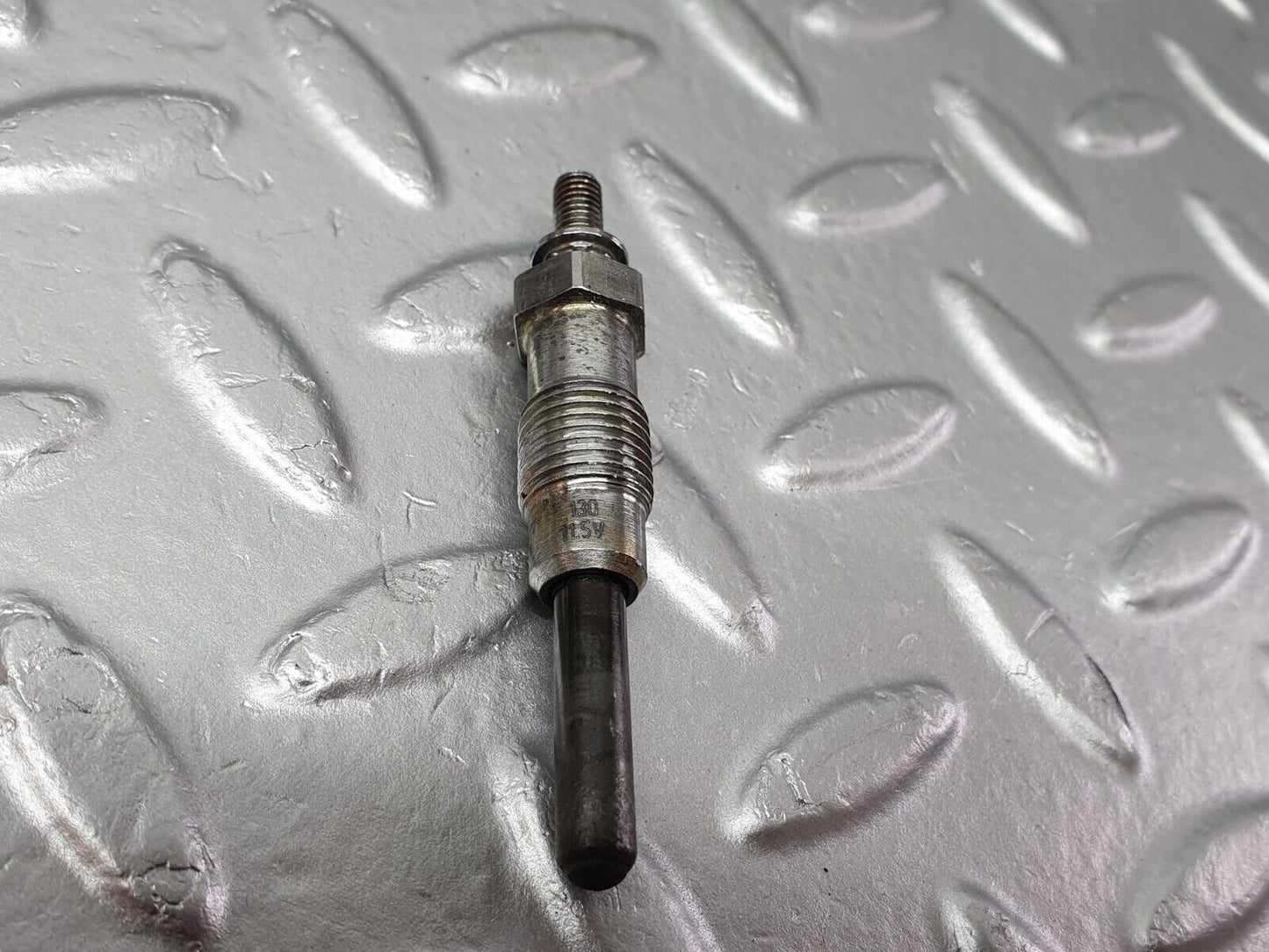 40846 Mercedes-Benz W123 300D Glow Plug Beru 0100221107