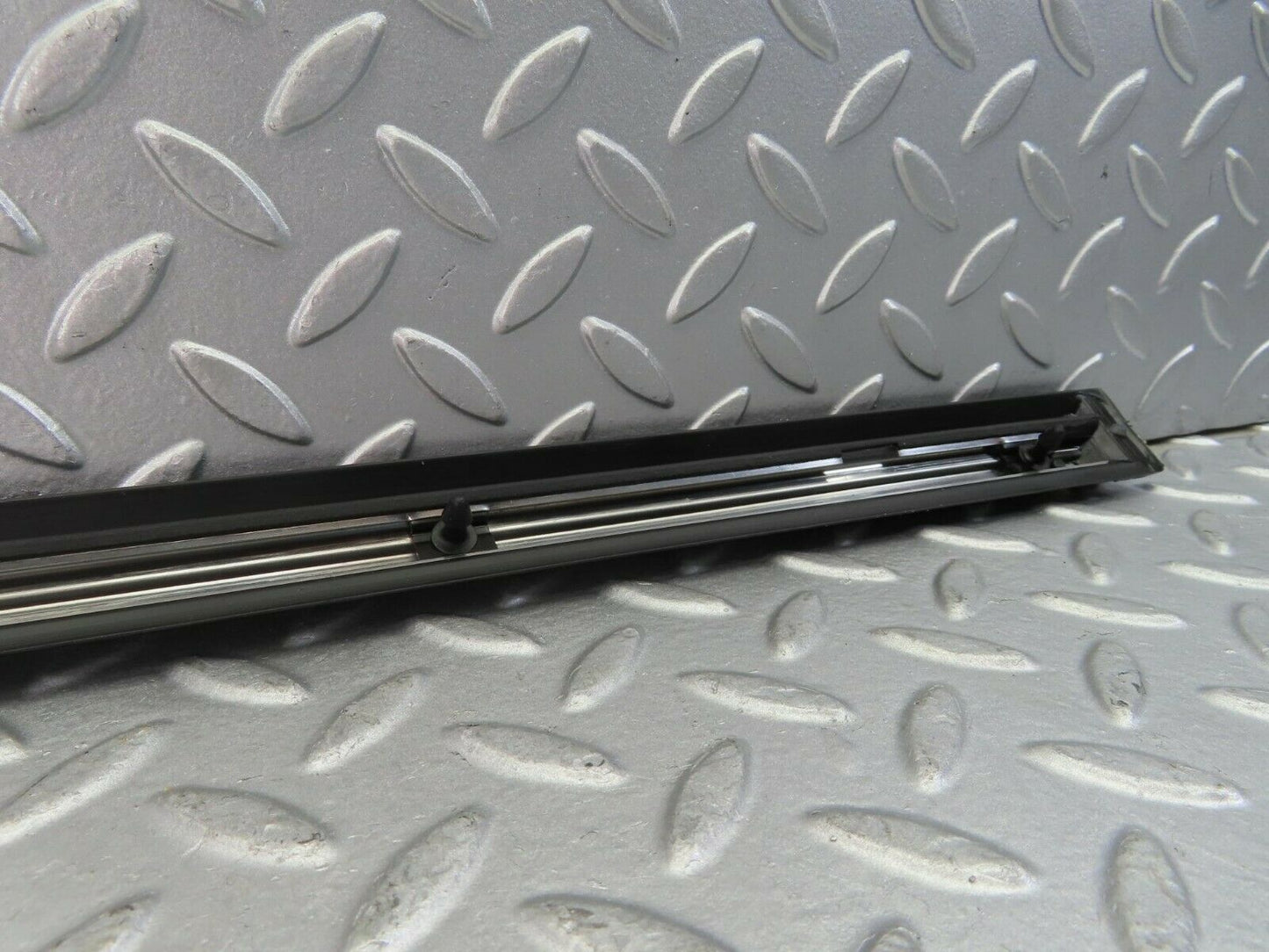 10288 Mercedes-Benz W116 Front Right Door Centre Moulding Trim