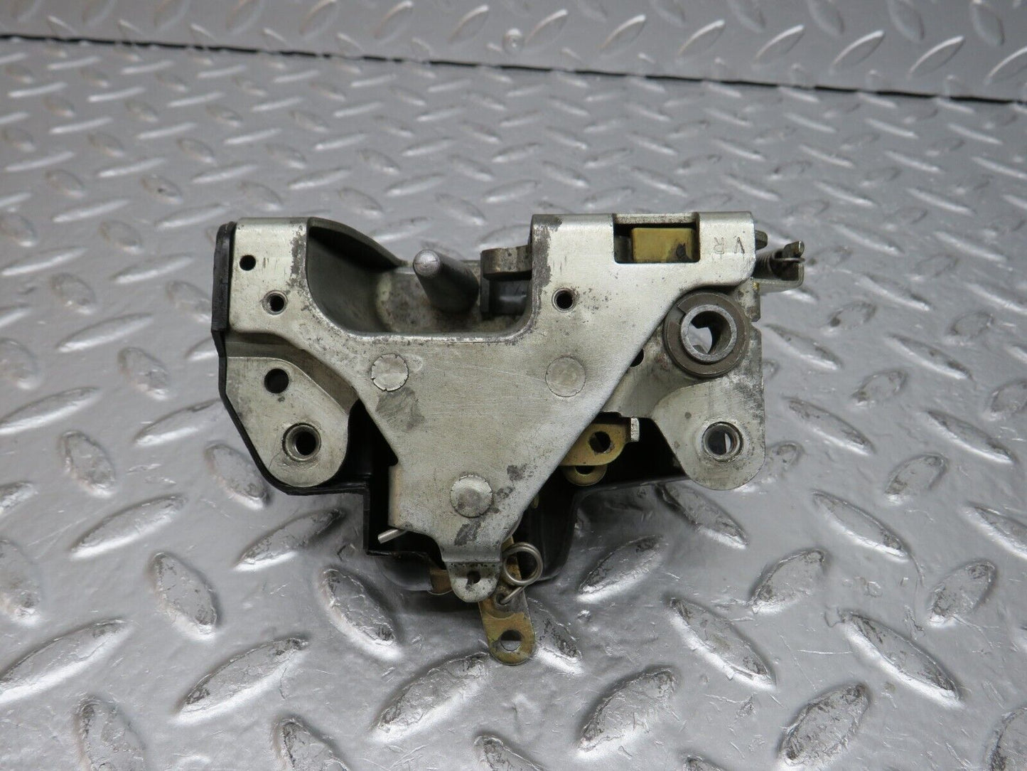 31083 Mercedes-Benz W123 200D Front Left Door Lock Mechanism 1237230108