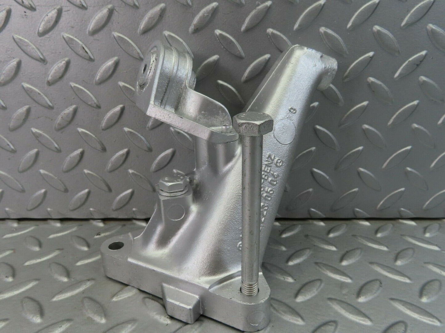 7752 Mercedes-Benz S123 230TE Wagon Engine Mount Bracket Left Side 1022230504