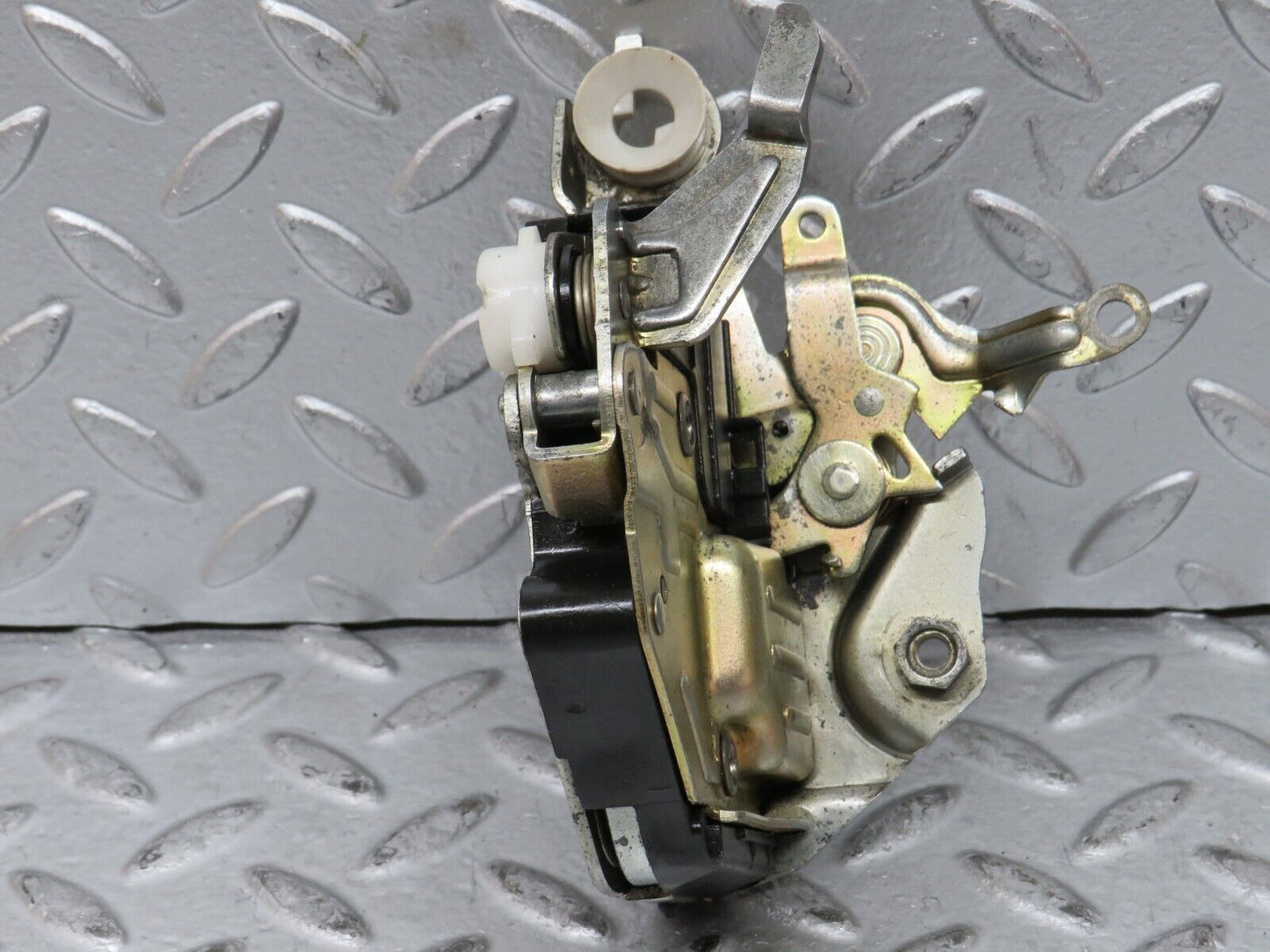 27669 Mercedes-Benz S124 300TE Wagon Front Right Door Lock Mechanism