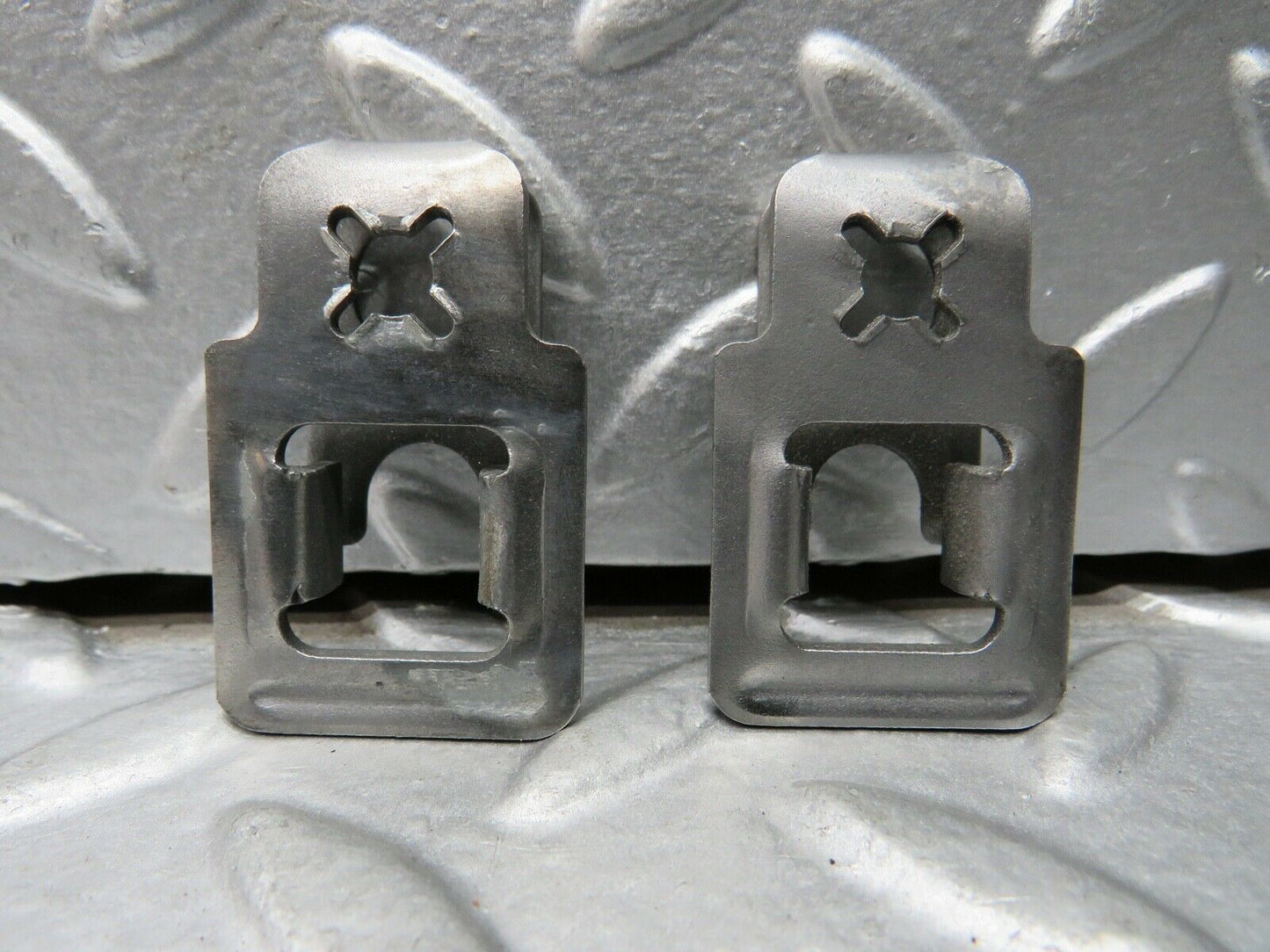 21802 Mercedes-Benz W126 300SE Fuel Injector Bracket 2 pcs