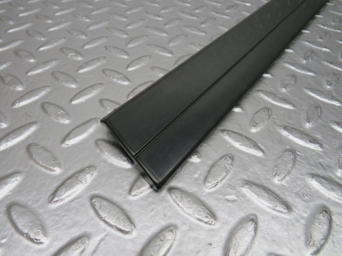 32305 Mercedes-Benz S124 300TE Wagon Rear Right Door Centre Moulding Trim