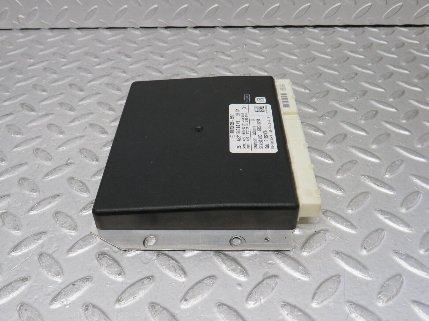 35148 Mercedes-Benz W221 Air Suspension Control Unit 2215408245