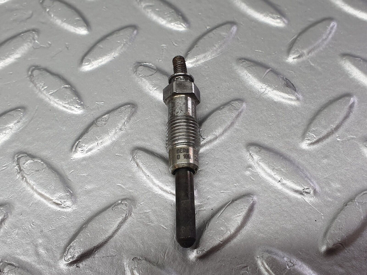 40848 Mercedes-Benz W123 300D Glow Plug Beru 0100221107