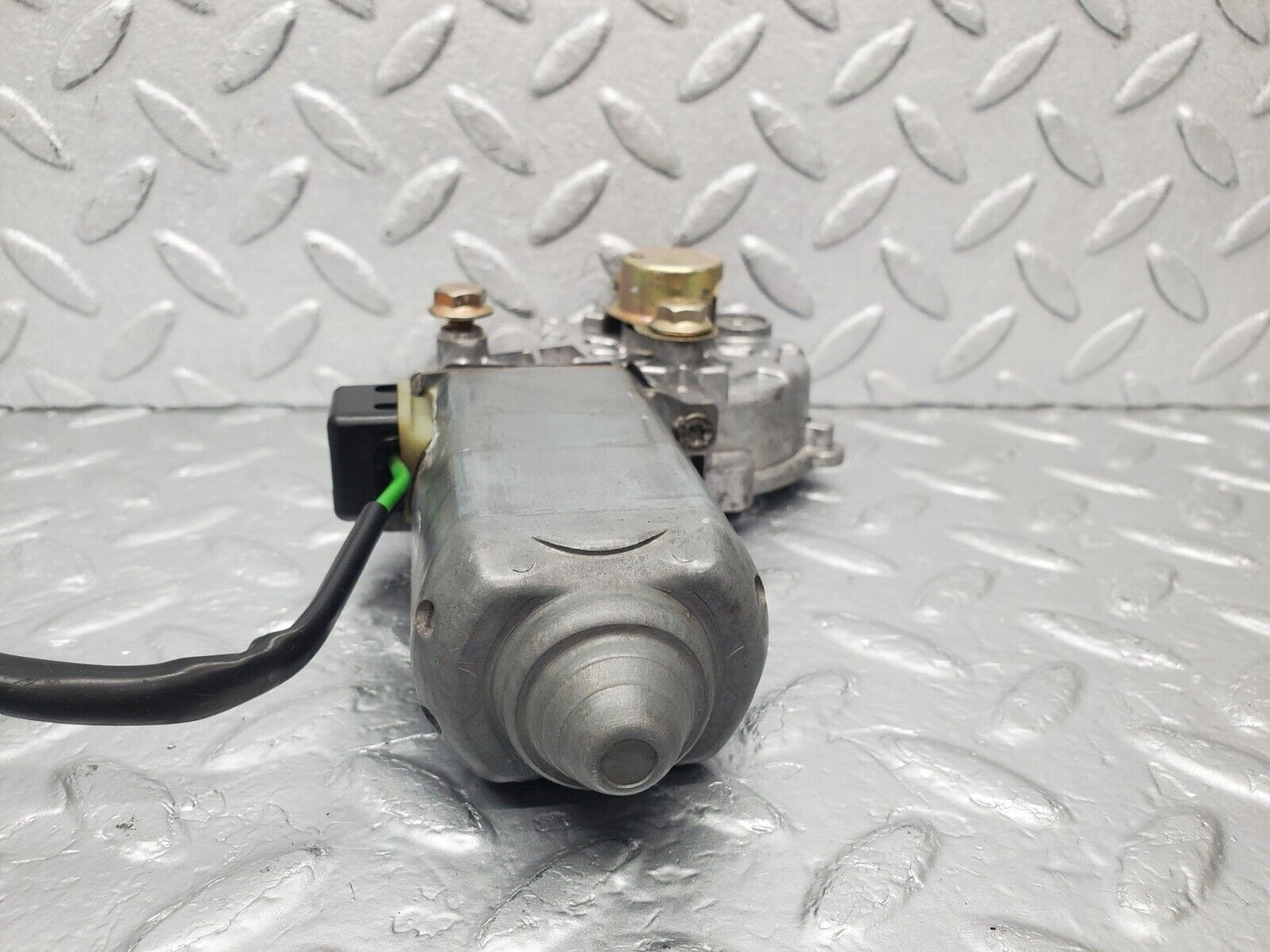 46137 Mercedes-Benz W124 Front Left Window Regulator Motor 0130821284