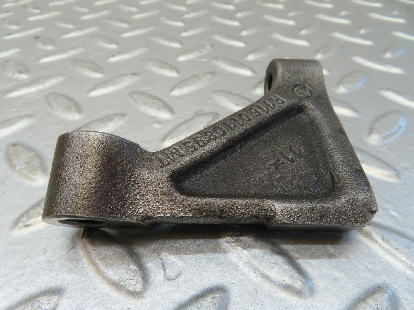 15677 Mercedes-Benz R107 450SL Engine Mount Bracket Pair 1160110895 1160110995