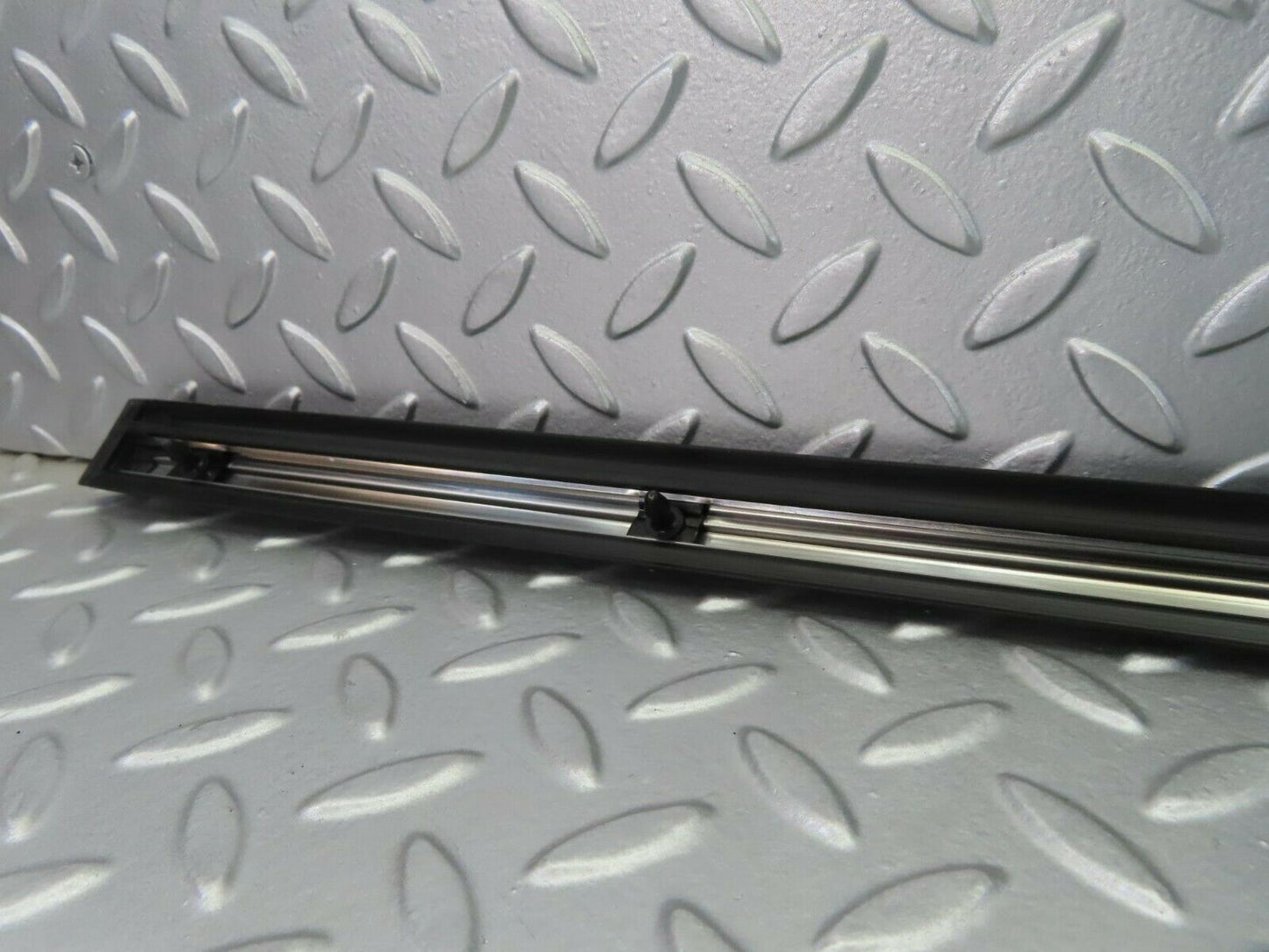 10287 Mercedes-Benz W116 Front Right Door Centre Moulding Trim