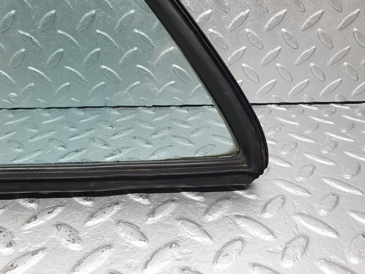 40777 Mercedes-Benz W123 300D Rear Right Quarter Window Glass 1237350224