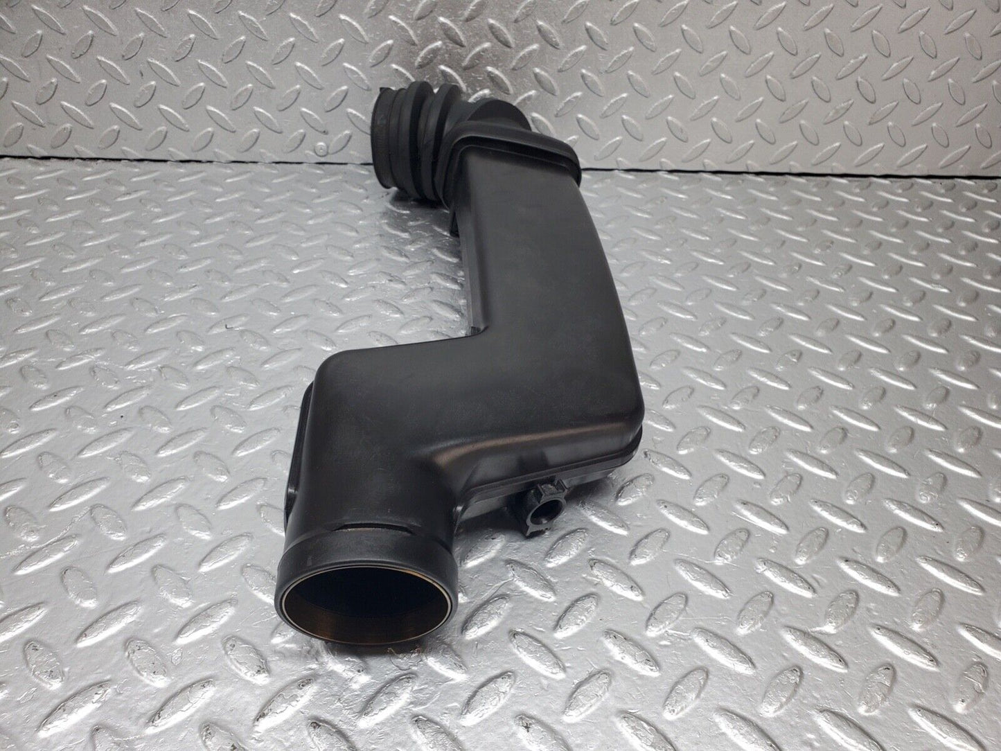 44588 Mercedes-Benz W124 220E Air Intake Pipe 1111400012 1110940091
