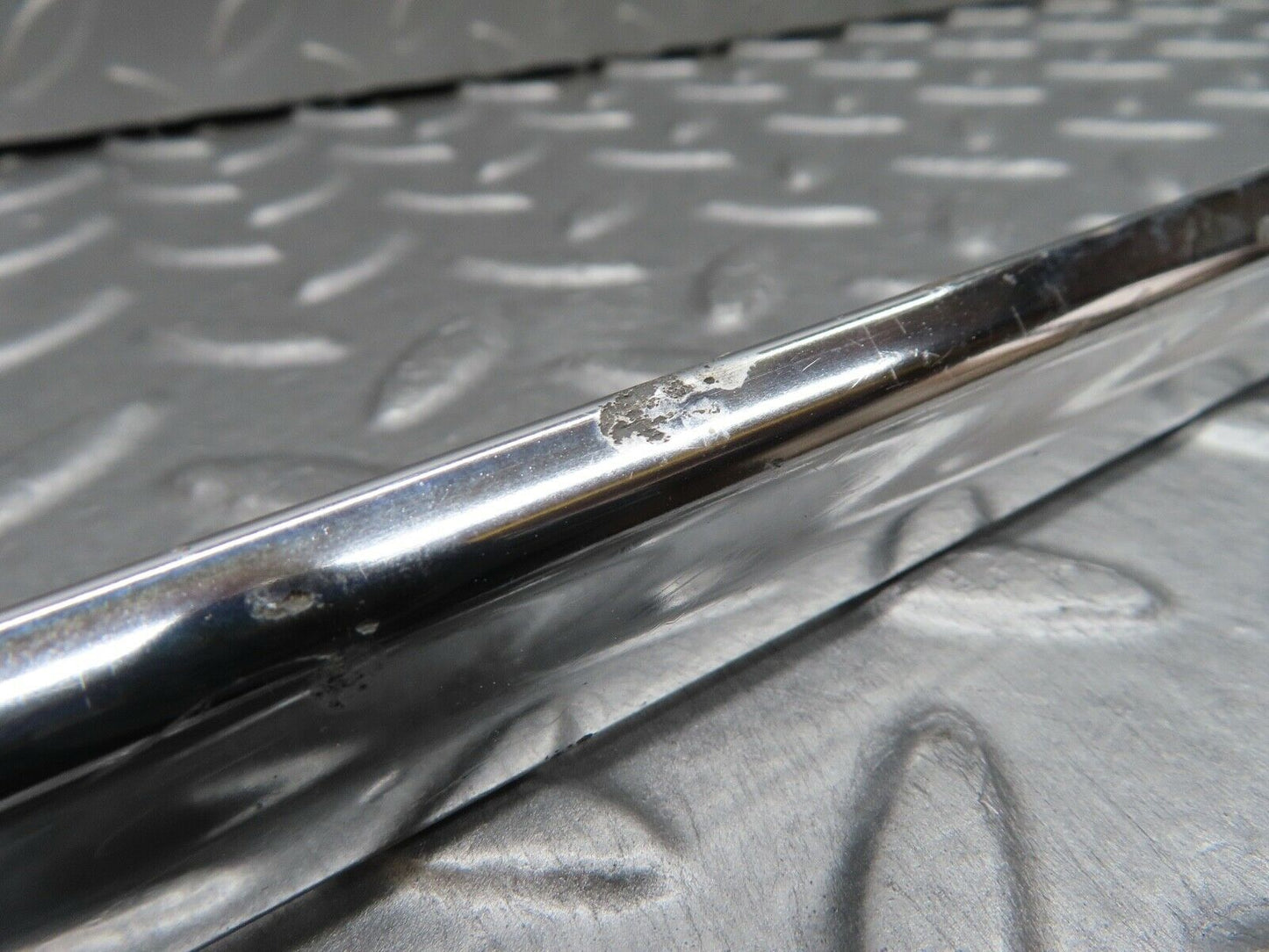 18139 Mercedes-Benz W123 200 Front Right Door Chrome Moulding Trim