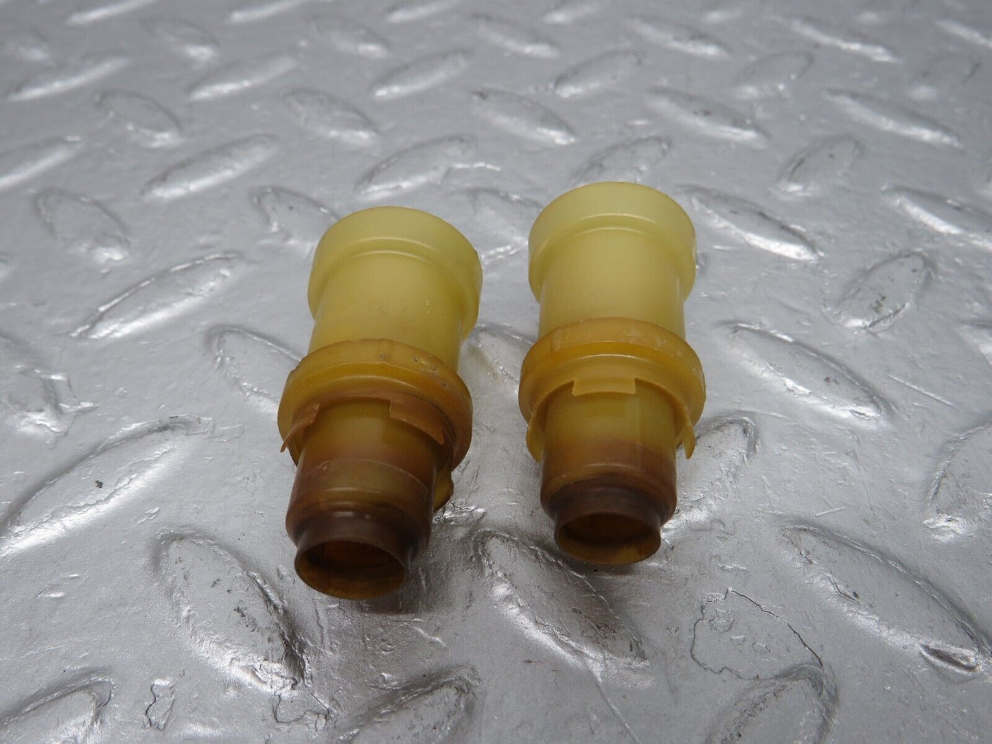 40172 Mercedes-Benz R107 350SL Coupe Fuel Injector Holder 2x