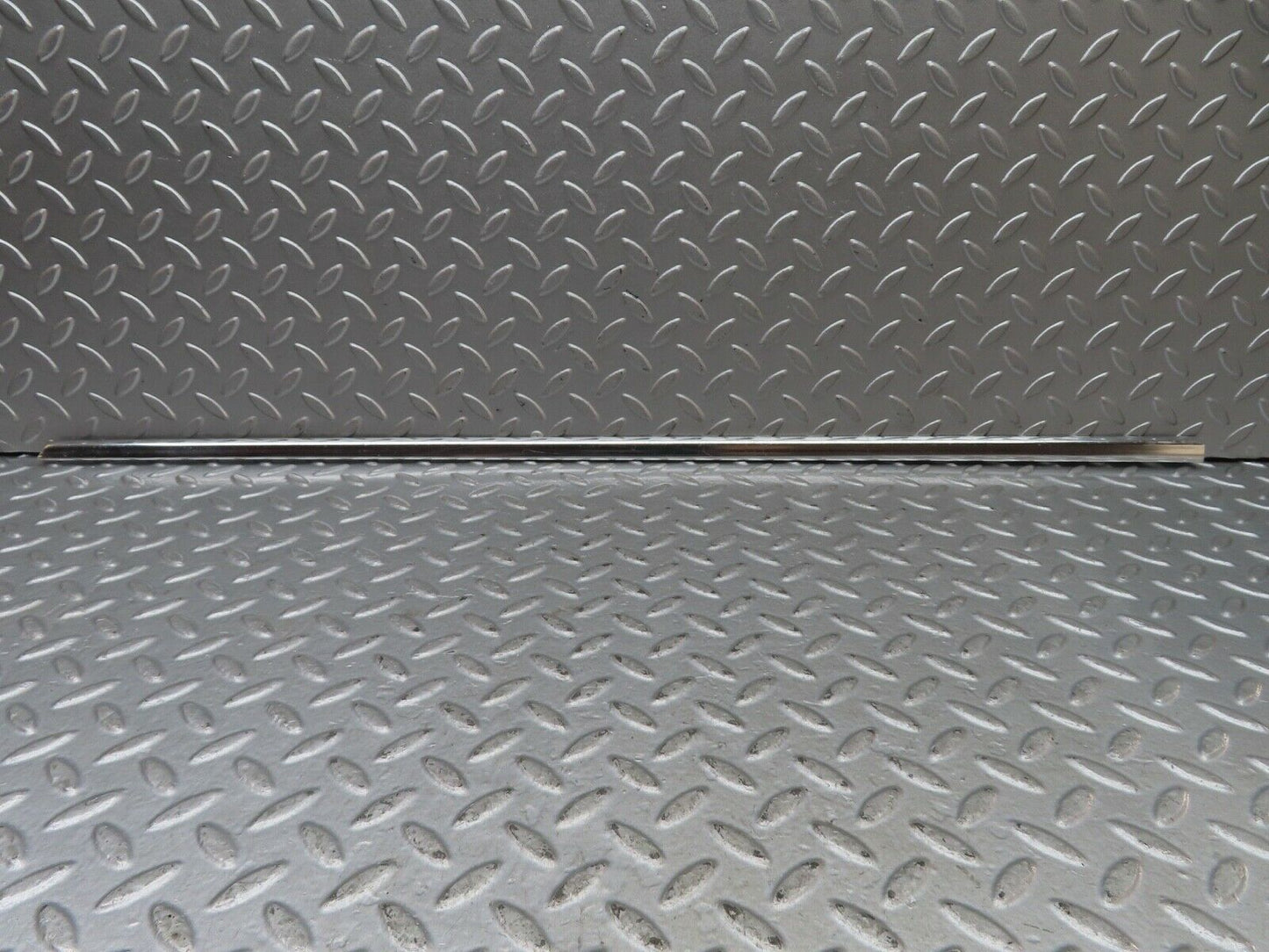 19125 Mercedes-Benz W123 300D Front Left Door Chrome Moulding Trim