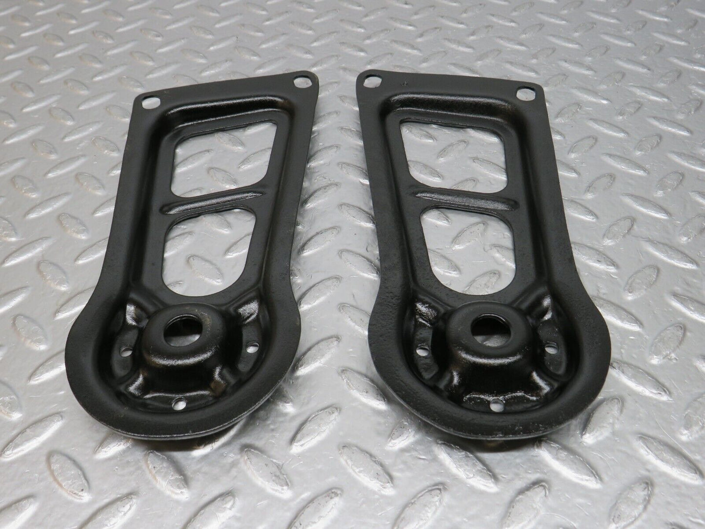 0806 Mercedes-Benz C107 350SLC Coupe Rear Suspension Axle Mounting Bracket