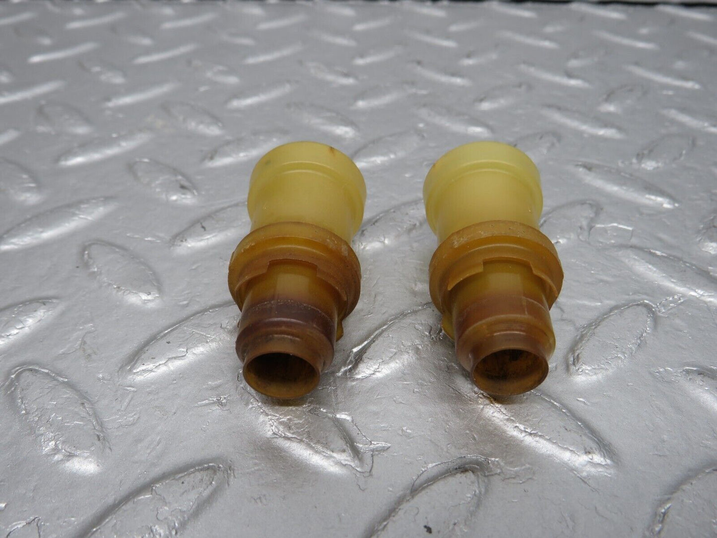 40173 Mercedes-Benz R107 350SL Coupe Fuel Injector Holder 2x