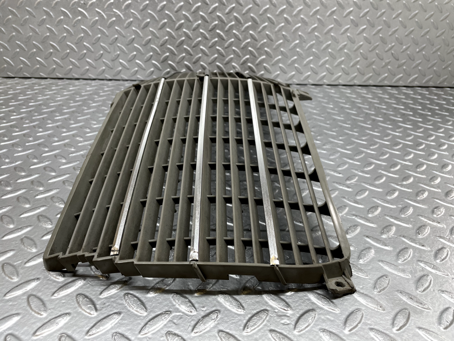 44249 Mercedes-Benz W123 280E Bonnet Grill 1238880923