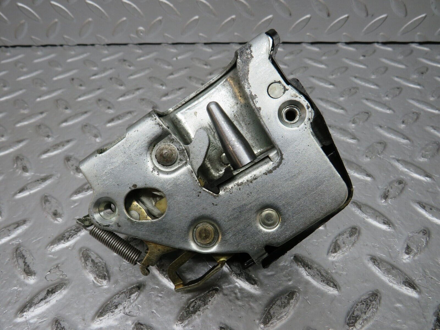 32141 Mercedes-Benz W123 230E Front Right Door Lock Mechanism 1237230208