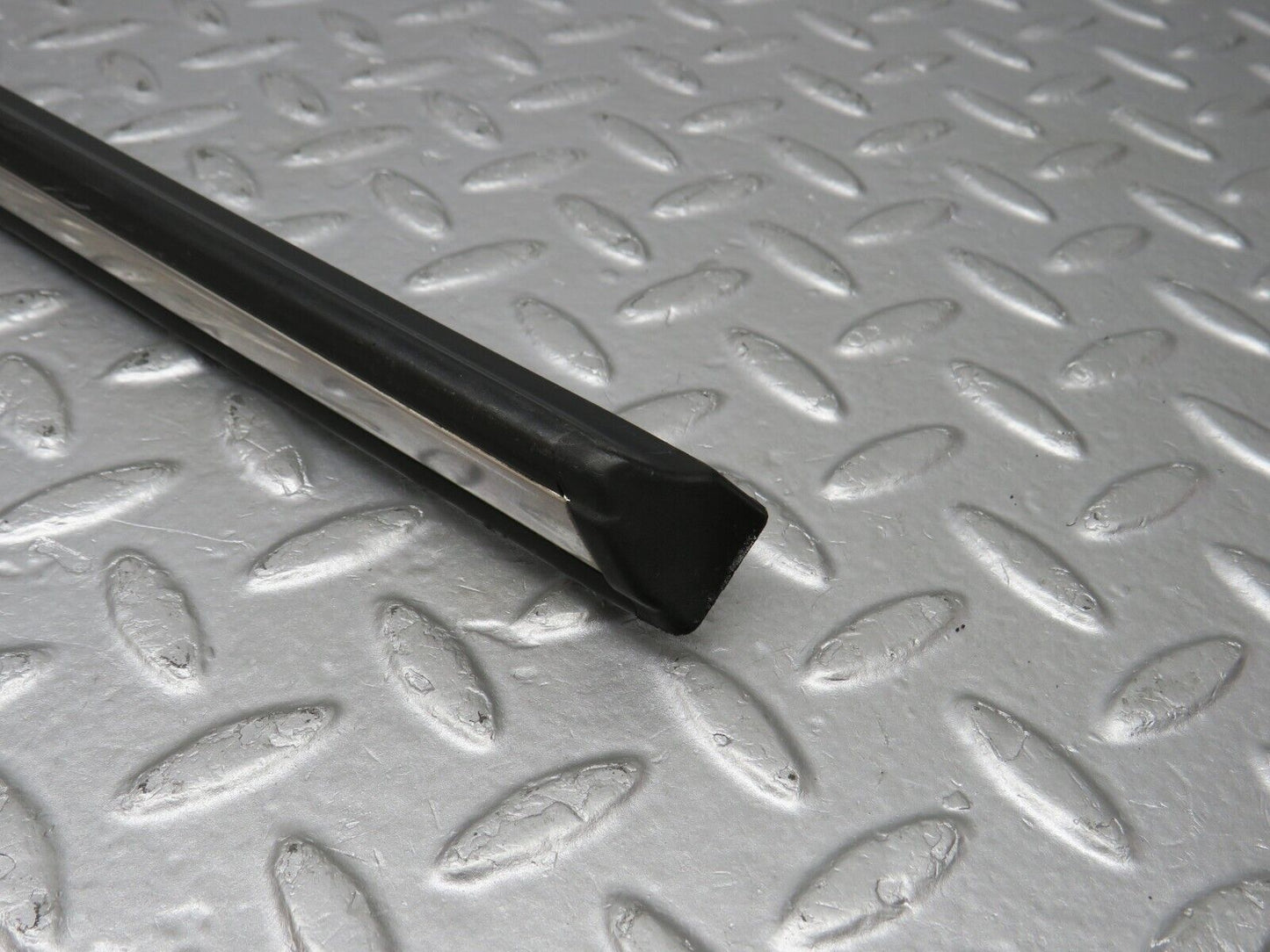 40641 Mercedes-Benz W123 300D Rear Left Door Centre Moulding Trim