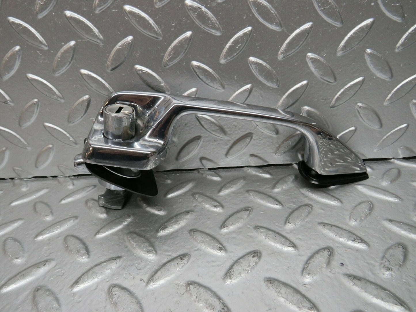 24458 Mercedes-Benz W108 Door Handle Front Right No Key 1087661401